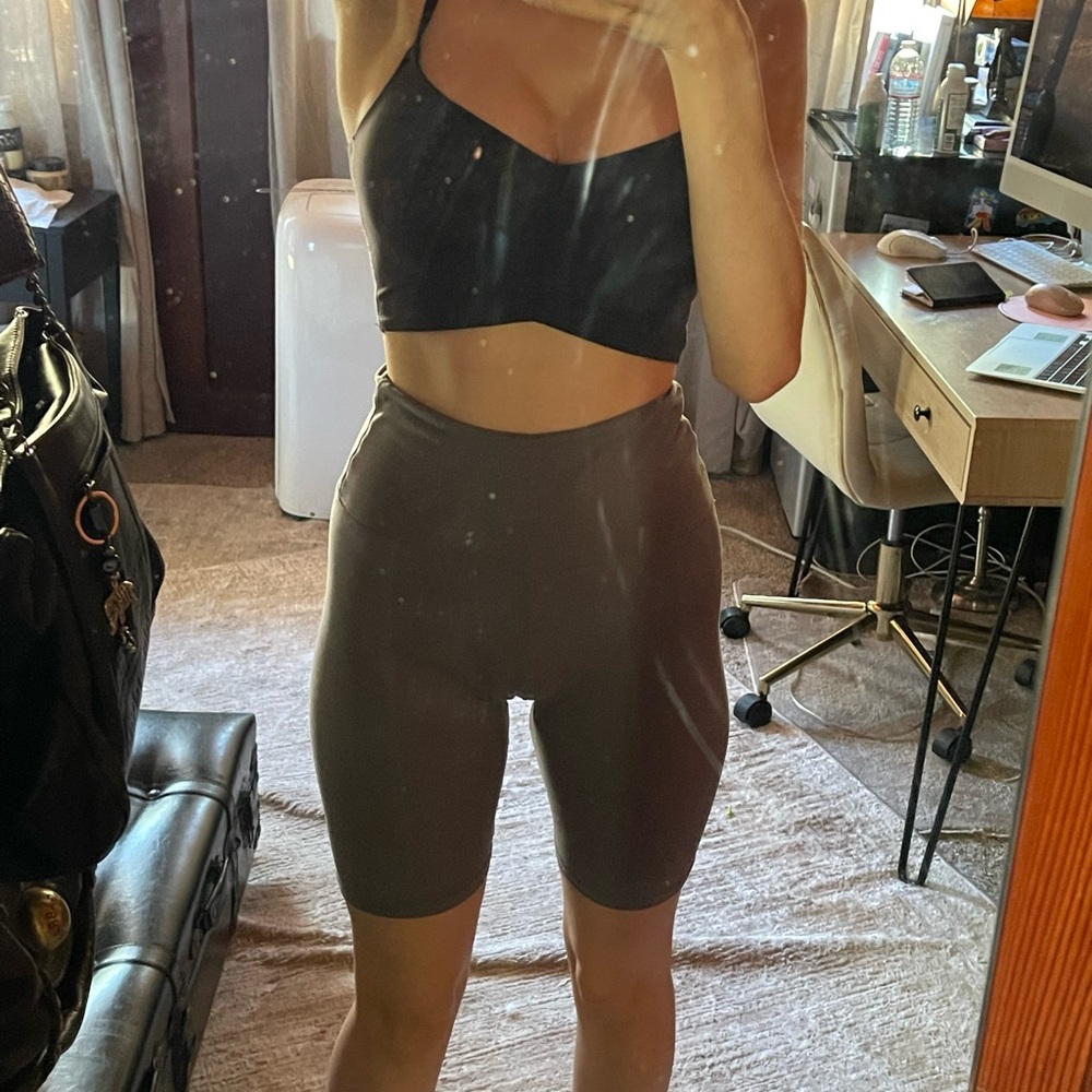 High-Waisted Seamless Gym Shorts - Picture 2 of 5